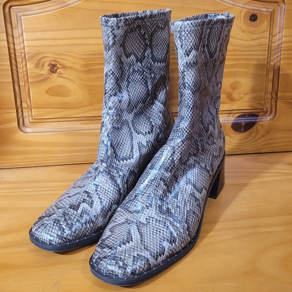 BOSS Python Print Fitted Ankle Boots - Picture 4 of 12